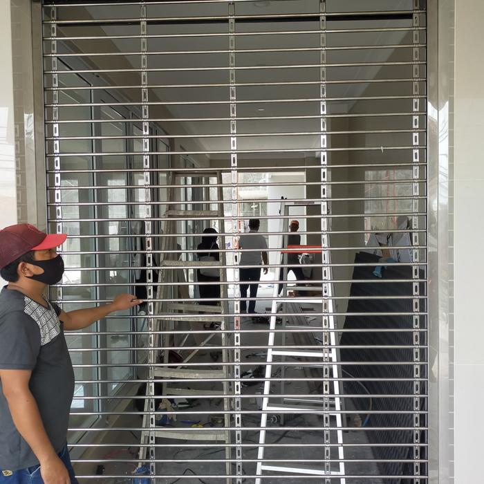 Rolling Door Grille Suma Doors tampak depan