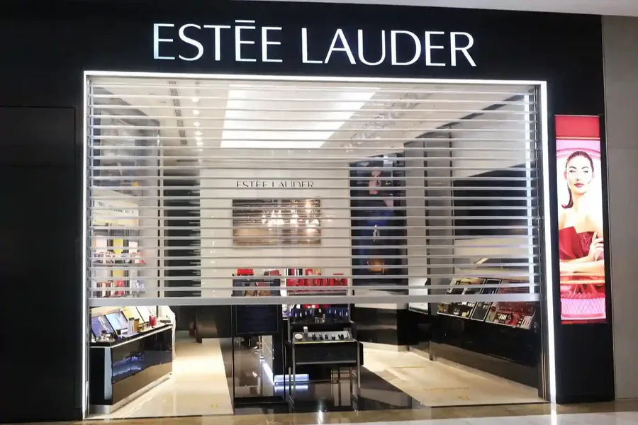 Rolling door polycarbonate terpasang di storefront Estée Lauder