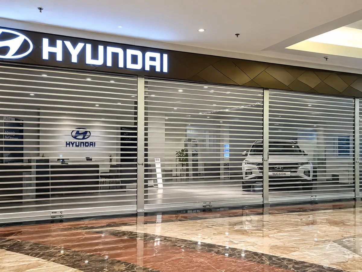 Rolling door polycarbonate terpasang di Hyundai City Store