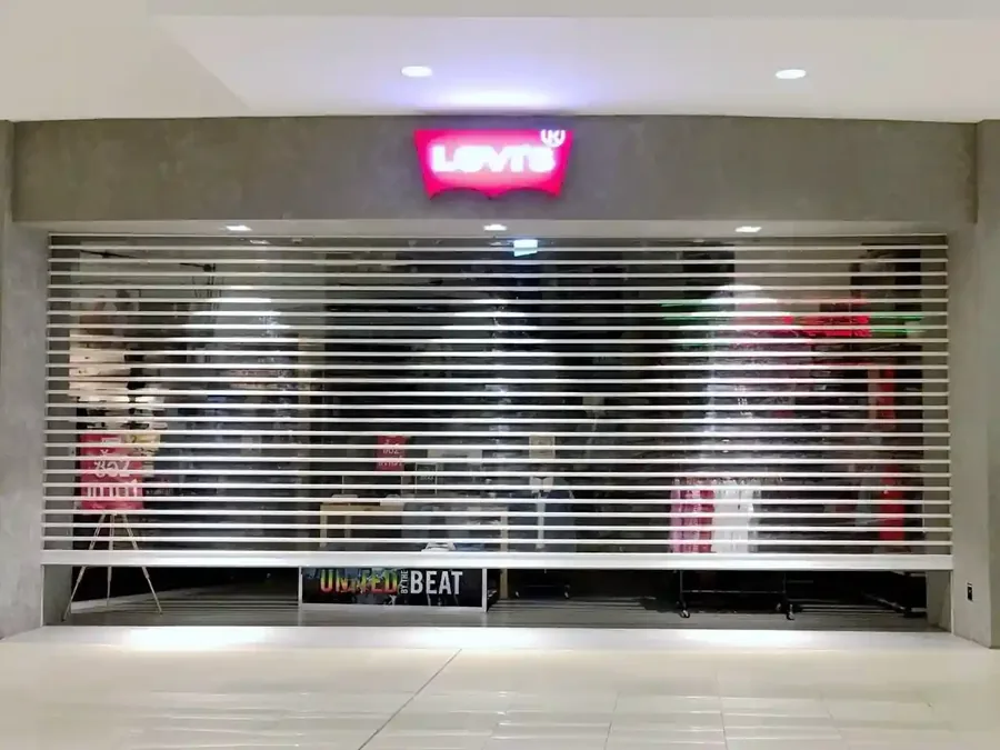 Rolling door polycarbonate terpasang di storefront Levi’s